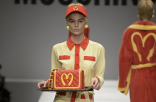 时尚界最敢玩的设计师离开Moschino，任内作品屡屡引人发问：“这就是时尚？”